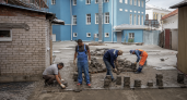 Во внутреннем дворике театра Рыбинска завершают укладку плитки